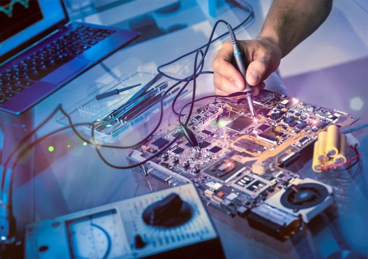 Dépannage informatique : technicien KeiBara IT réparant un ordinateur